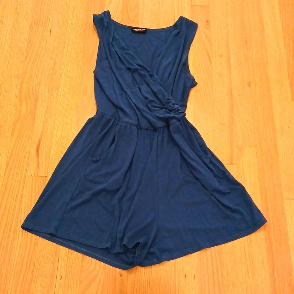 Sleeveless flowy Romper With Pockets